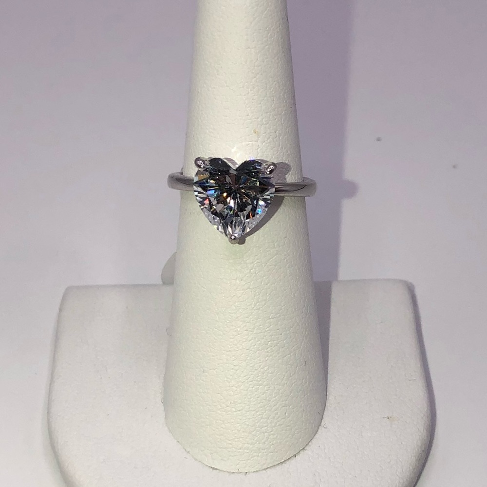 18k 4ct Heart Ring - Picture 9 of 14